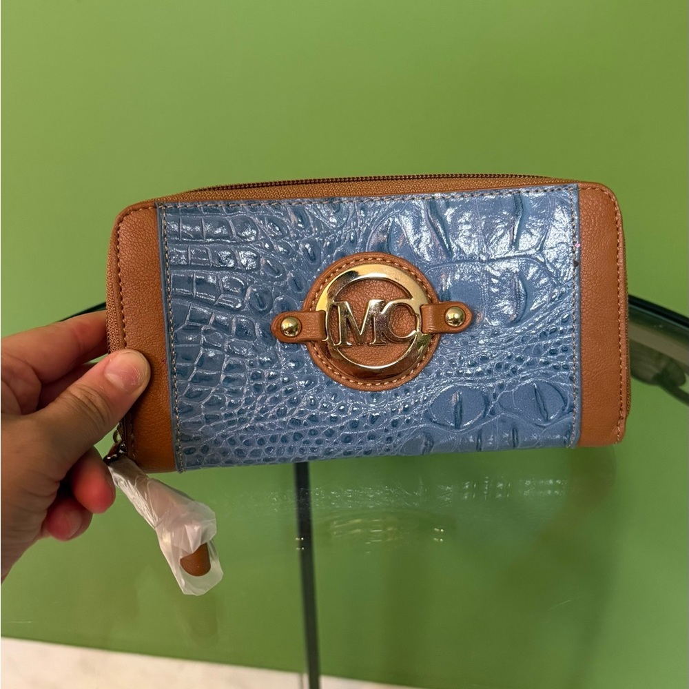 Madi Claire Full Size Sky Blue & Camel Wallet 💙✨